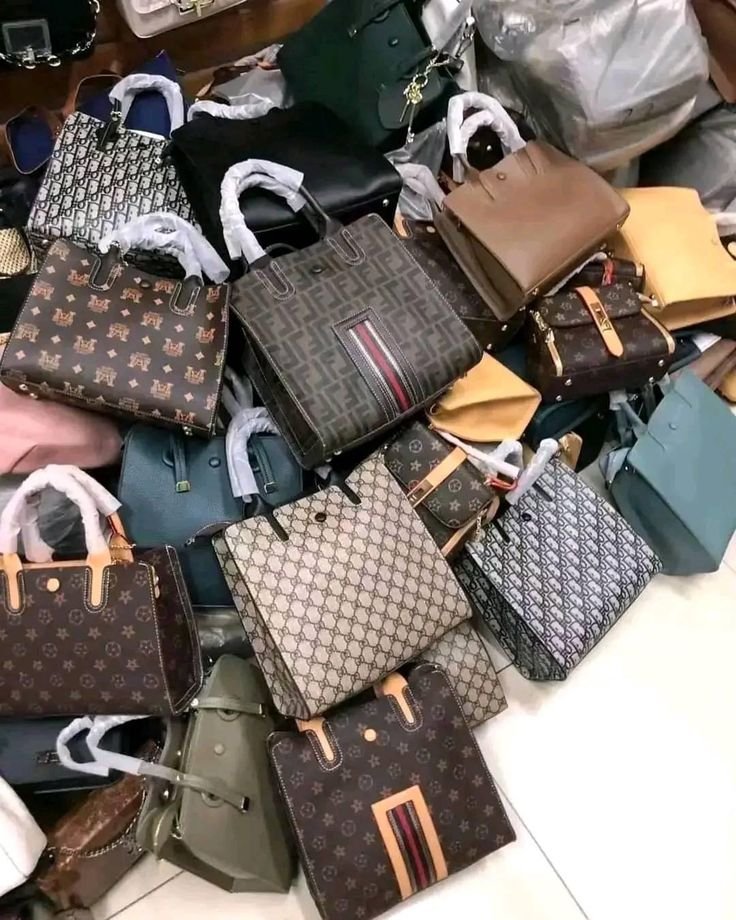 WOMEN’S BAGS & PURSES – PALLET LOT
