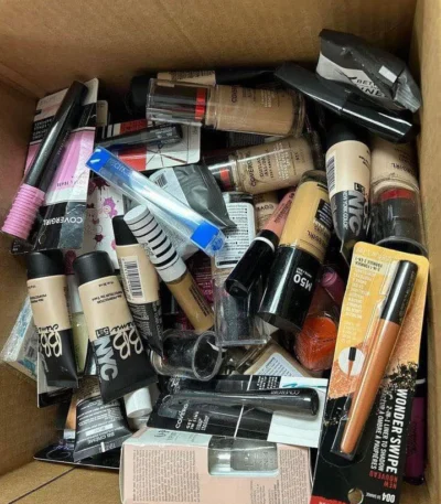 Liquidation pallet with assorted retail merchandise